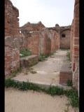 04438 ostia - regio i - insula xiv - terme del bagnino buticosus (i,xiv,8) - raum 1 - eingangskorridor - bli ri osten - 09-2023.jpg